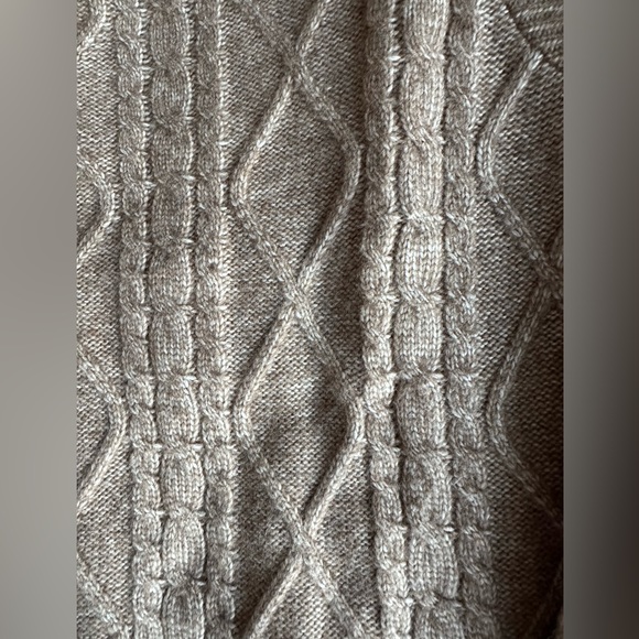 Light, soft, slightly cropped - Picture 8 of 10